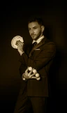 Magicien cartes et balles
